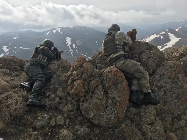 Güvenlik güçleri PKK'lı teröristlere karlı dağlarda da göz açtırmıyor