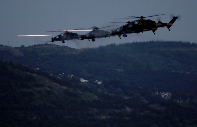 Atak ve Kobra helikopterleri, Efes-2018 Tatbikatı'nda hünerlerini sergiledi