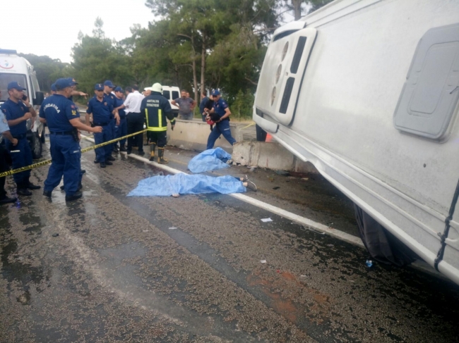 Kemer'de minibüsle midibüs çarpıştı: 3 ölü, 12 yaralı