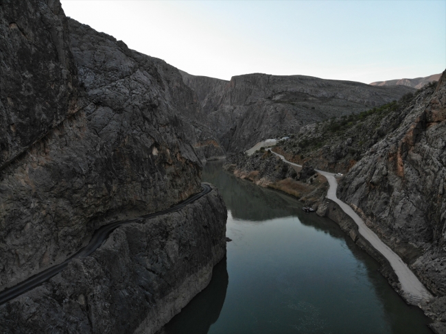 Dünyanın en zorlu yolları arasında gösterilen "Taş Yolu" adrenalin tutkunlarını bekliyor