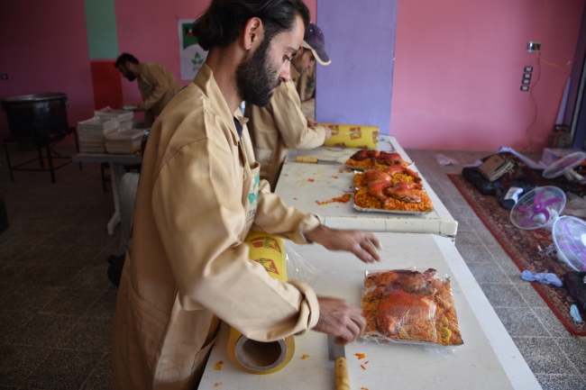 Suriye'de Esed rejiminin yoğun saldırıları altında ilk iftar