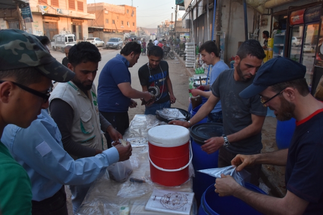 Suriye'de Esed rejiminin yoğun saldırıları altında ilk iftar