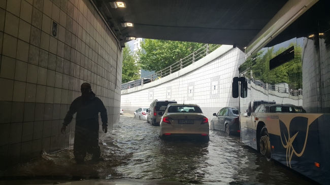 Ankara'da sağanak yağış ve dolu hayatı olumsuz etkiledi