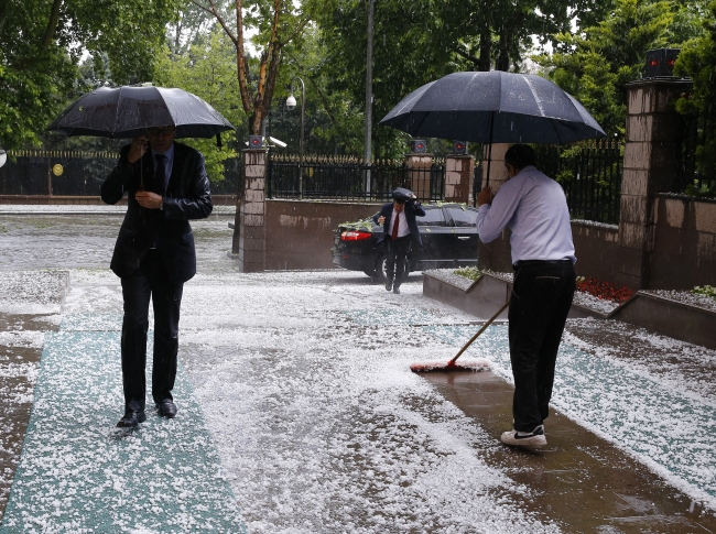 Ankara'da sağanak yağış ve dolu hayatı olumsuz etkiledi