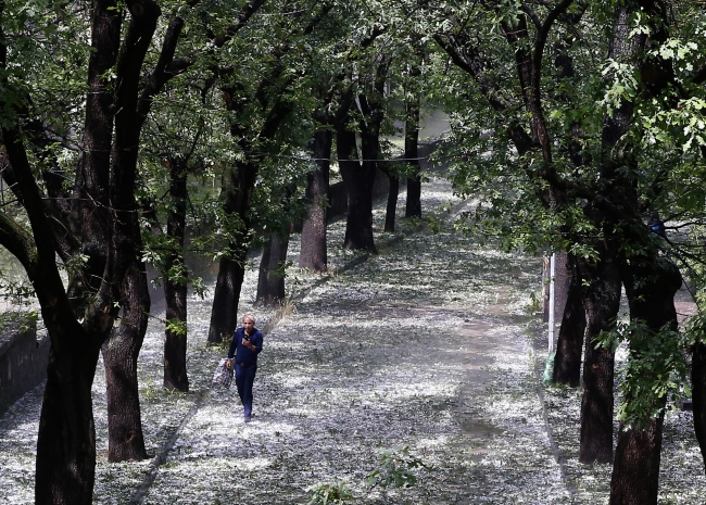 Ankara'da sağanak yağış ve dolu hayatı olumsuz etkiledi