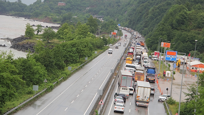 Sağanak yağış nedeniyle Giresun-Trabzon sahil yolu tek yönlü ulaşıma kapandı