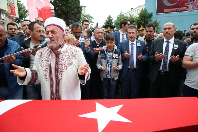 Şehit Uzman Çavuş Hakan Ergin'i binler son yolculuğuna uğurladı