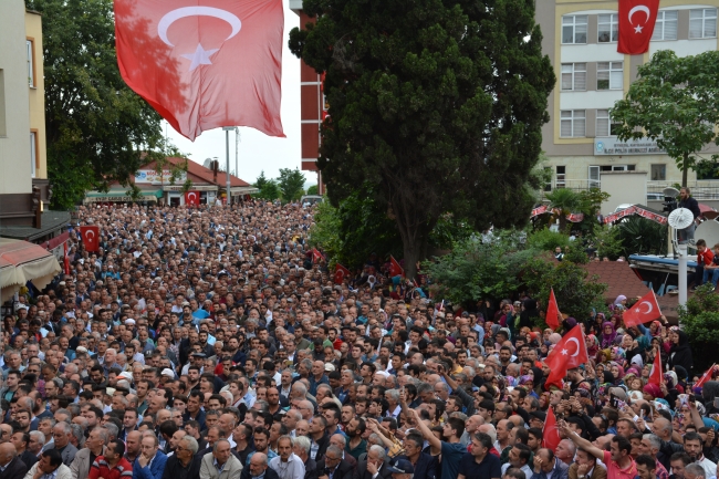 Şehit Uzman Çavuş Hakan Ergin'i binler son yolculuğuna uğurladı