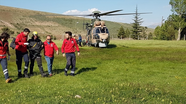 Mahsur kalan dağcılar 13 saat sonra kurtarıldı