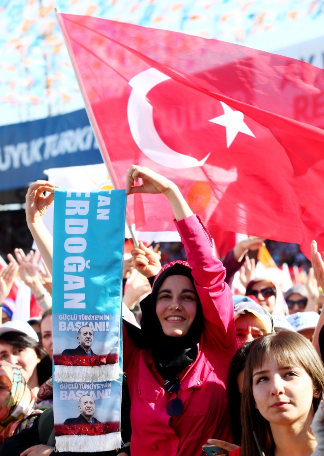 Cumhurbaşkanı Erdoğan: Biz terör örgütlerinin başını eziyoruz, onlar çanak tutuyor