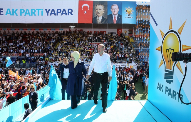 Cumhurbaşkanı Erdoğan: Biz terör örgütlerinin başını eziyoruz, onlar çanak tutuyor