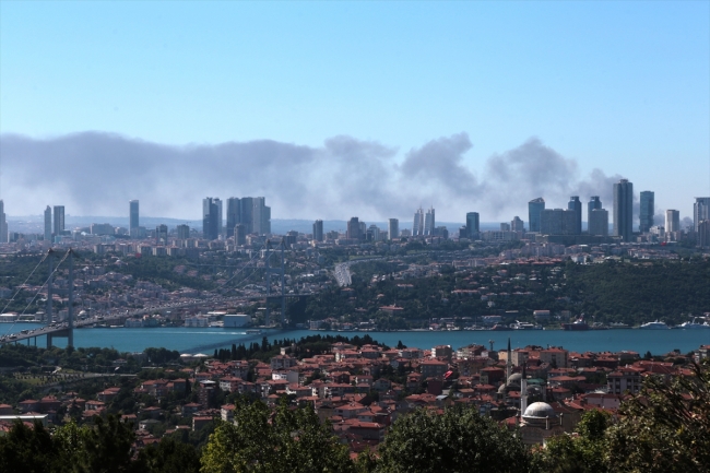 İstanbul Kağıthane'de fabrika yangını