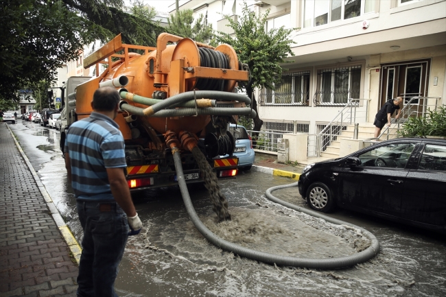 İstanbul'da sağanak su baskınlarına neden oldu