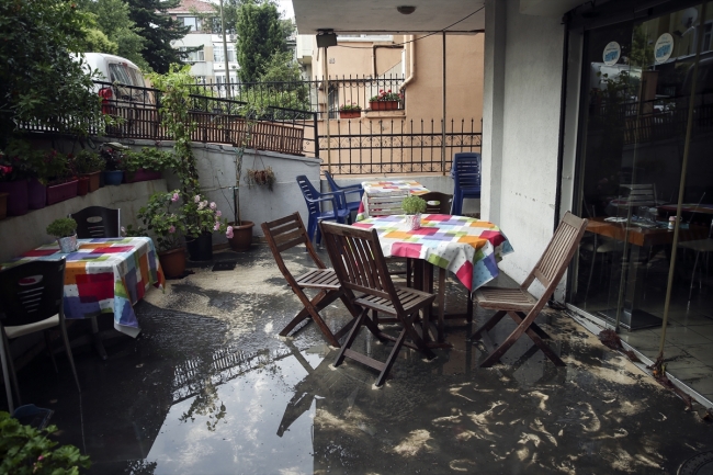 İstanbul'da sağanak su baskınlarına neden oldu