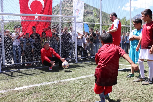 Bakan Bak, yere düşen Türk bayrağını dalgalandıran çocuklarla maç yaptı