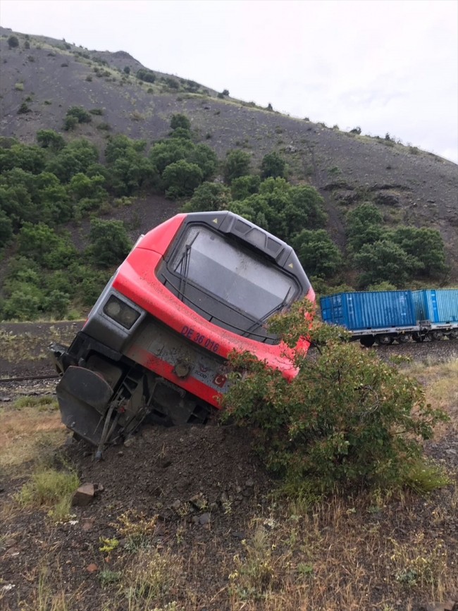 Erzincan'da yük treni raydan çıktı