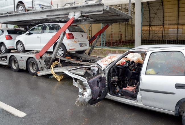 Kocaeli'de otomobil park halindeki tıra çarptı: 1 ölü, 2 yaralı