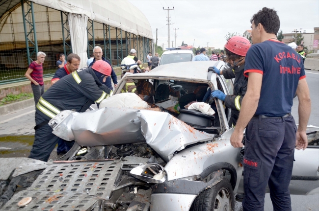 Kocaeli'de otomobil park halindeki tıra çarptı: 1 ölü, 2 yaralı