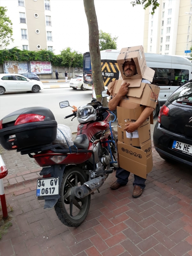 Moto kuryenin ilginç dolu önlemi