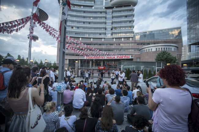 CHP'li gençlerden oturma eylemi