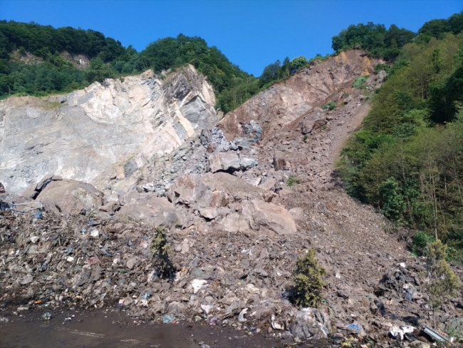 Artvin Hopa-Kemalpaşa karayolunda heyelan: 3 yaralı