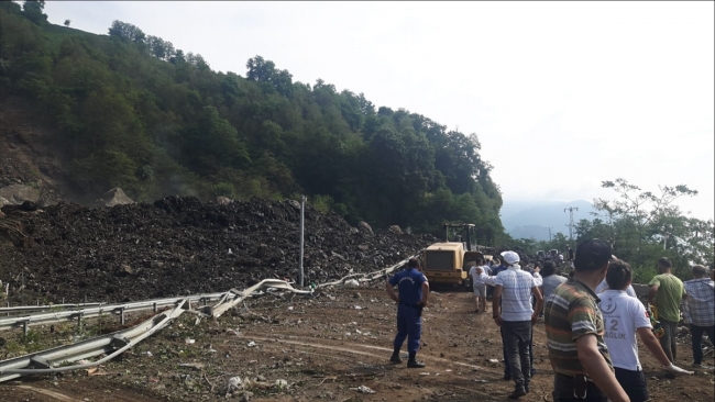 Artvin Hopa-Kemalpaşa karayolunda heyelan: 3 yaralı