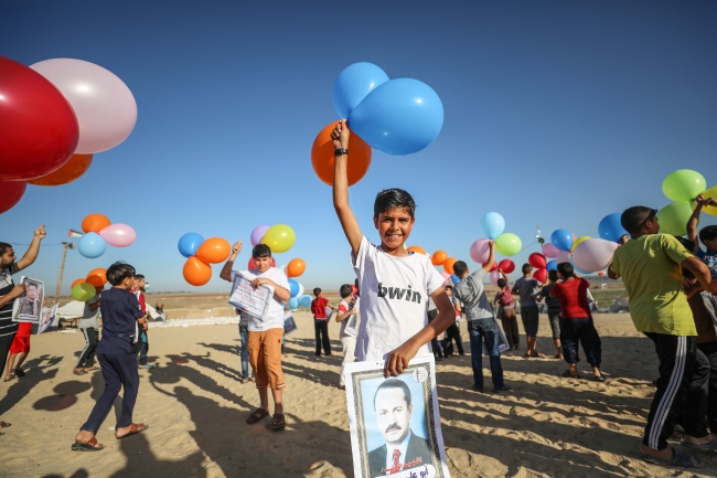 Gazzeli çocuklar gökyüzüne balon bıraktı