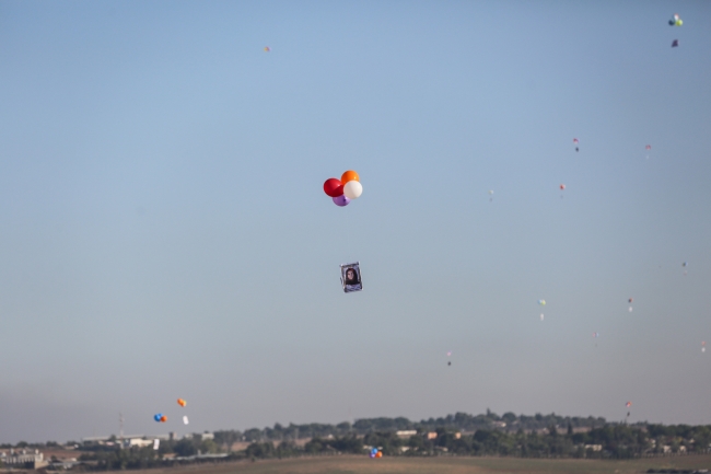 Gazzeli çocuklar gökyüzüne balon bıraktı