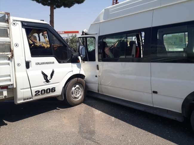 Şanlıurfa'da kamyonet ile minibüs çarpıştı: 7 yaralı