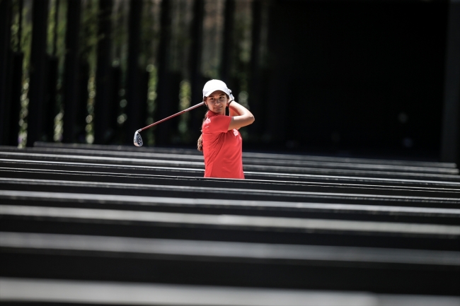 Sabah serada öğlen golf sahasında