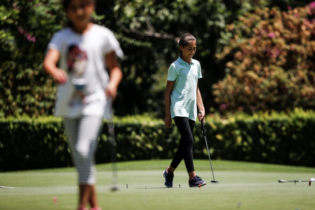 Sabah serada öğlen golf sahasında