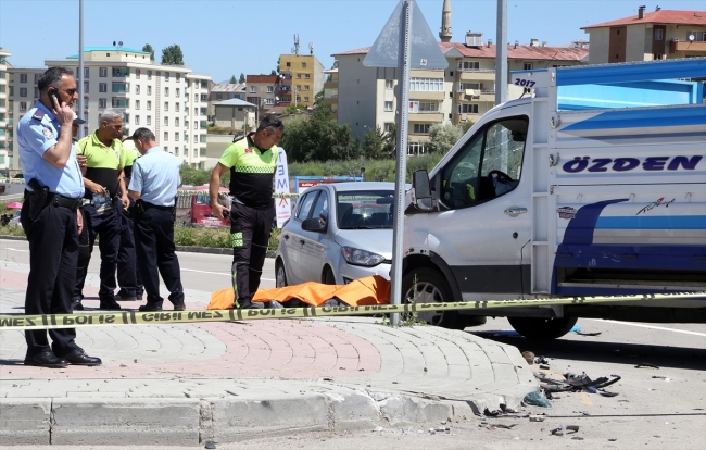 Erzurum'da oğlunu Yükseköğretim Kurumları Sınavı'na bırakan baba trafik kazasında öldü