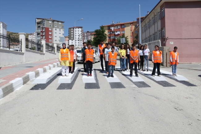 Öğrencilerden okul önüne "3 boyutlu" yaya geçidi