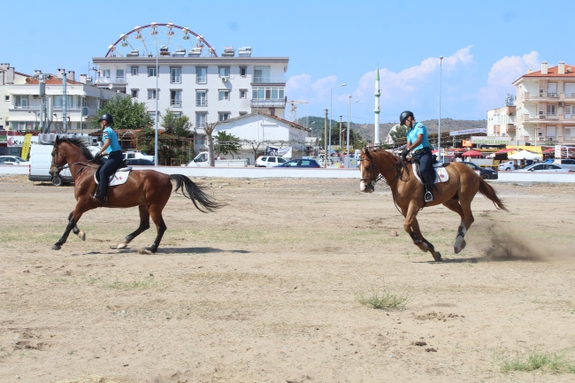 Plajları atlı jandarmalar koruyor