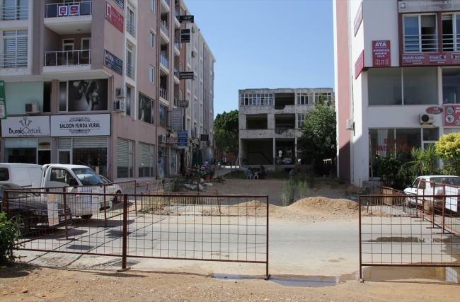 "Tapulu arazim" diyerek yolu trafiğe kapattı