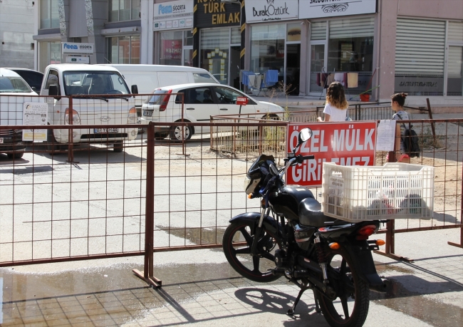 "Tapulu arazim" diyerek yolu trafiğe kapattı