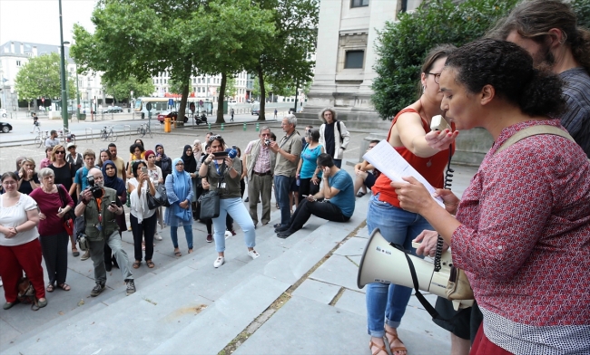 Brüksel'de Müslüman genç kıza saldırı protesto edildi