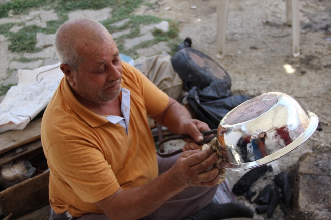 Sokak sokak gezerek 70 yıllık kalaycılık mesleğini sürdürüyor