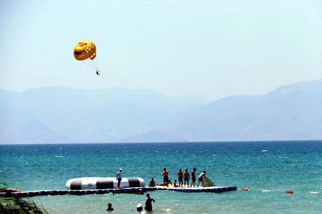 Van Gölü kıyısında ikinci halk plajı açıldı