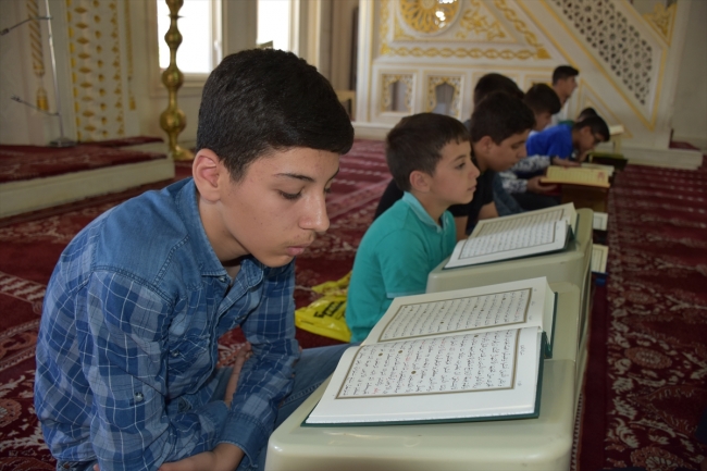 Teröristlerin tahrip ettiği camilerde çocuklar yeniden Kur'an öğreniyor