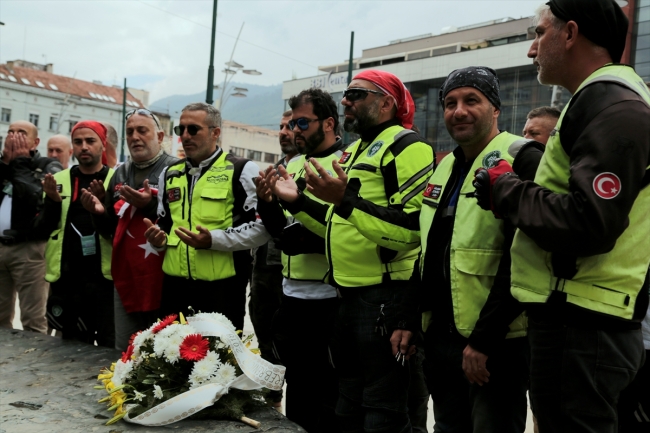 Yüzlerce motosikletli Srebrenitsa yolunda