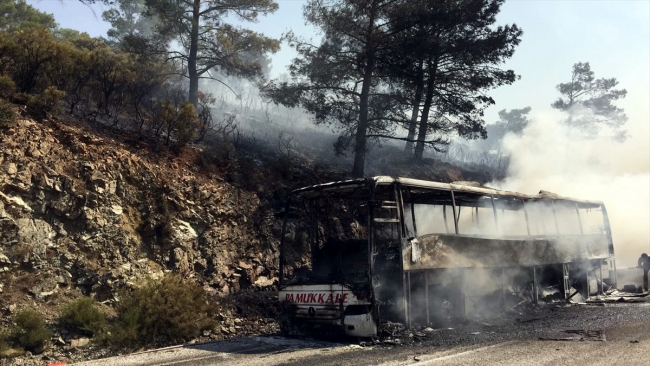 Muğla'da seyir halindeki yolcu otobüsü alev aldı