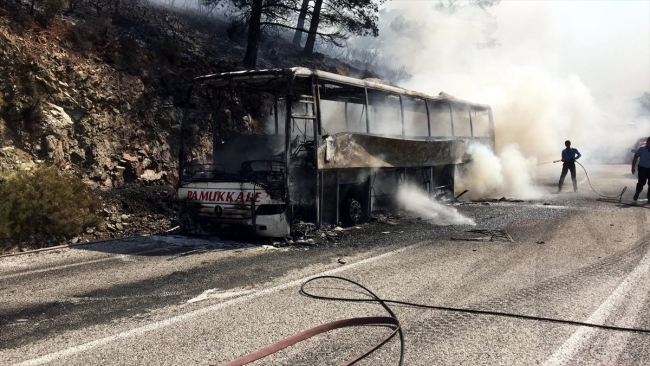 Muğla'da seyir halindeki yolcu otobüsü alev aldı