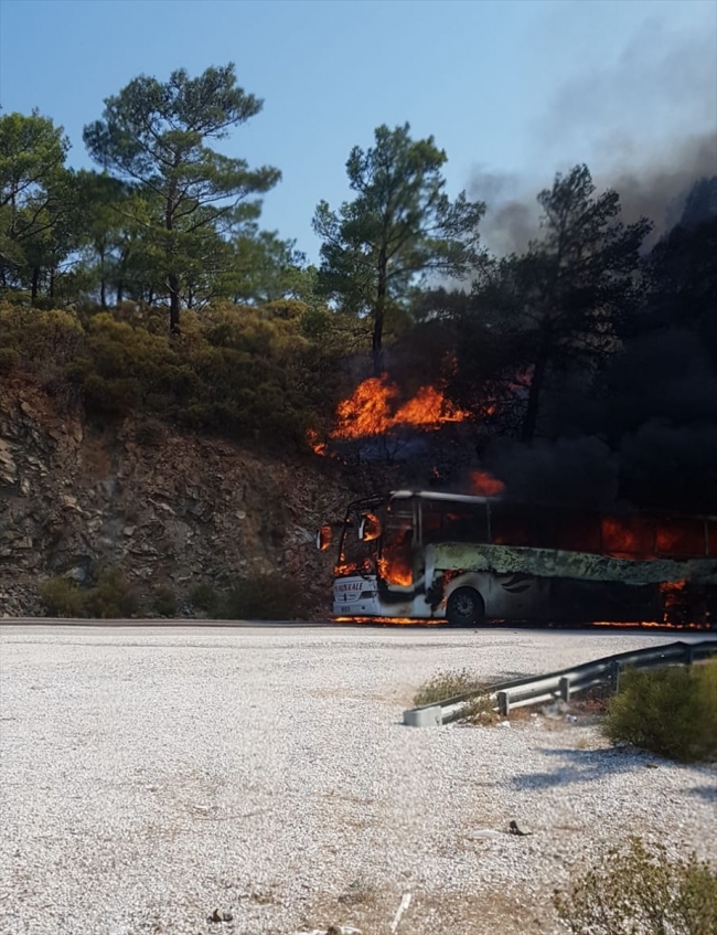 Muğla'da seyir halindeki yolcu otobüsü alev aldı