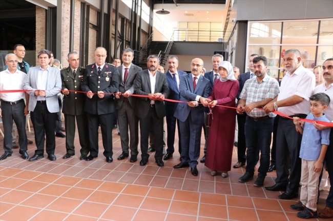 Şehit ikiz babası '15 Temmuz' sergisinde gözyaşlarını tutamadı