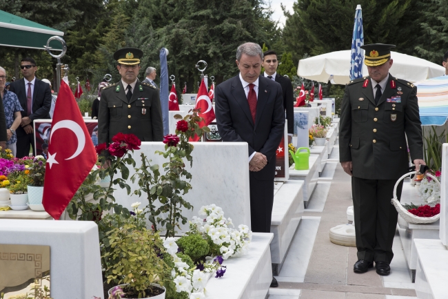 Milli Savunma Bakanı Hulusi Akar şehitlerin mezarını ziyaret etti