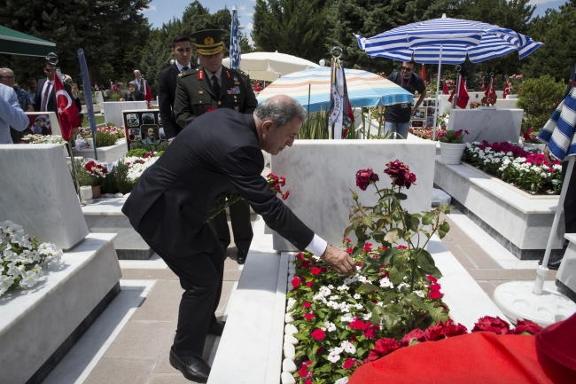 Milli Savunma Bakanı Hulusi Akar şehitlerin mezarını ziyaret etti