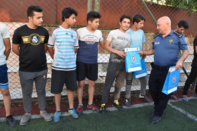 Yüksekova'da polislerle öğrenciler futbol oynadı