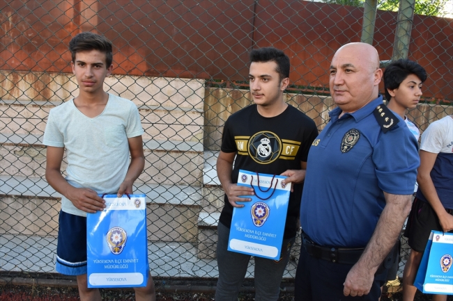 Yüksekova'da polislerle öğrenciler futbol oynadı