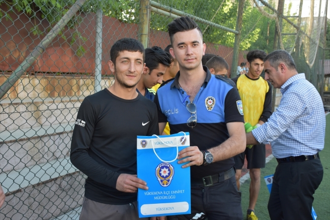 Yüksekova'da polislerle öğrenciler futbol oynadı